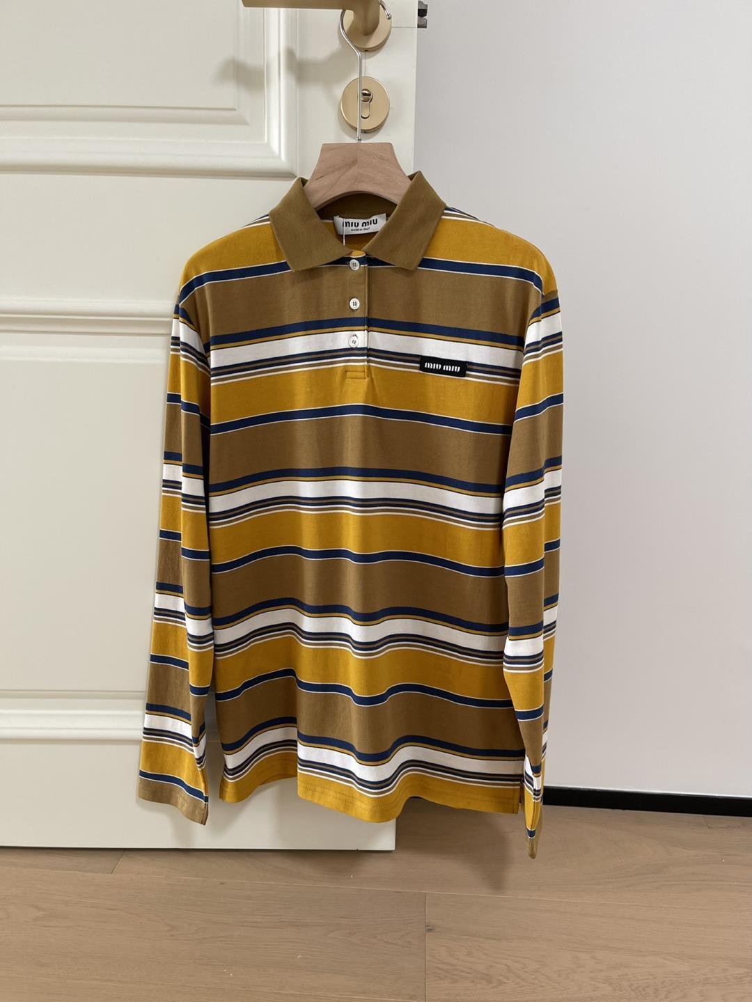 미우미우 레터링 폴로 긴팔 티 상의 Miu3580