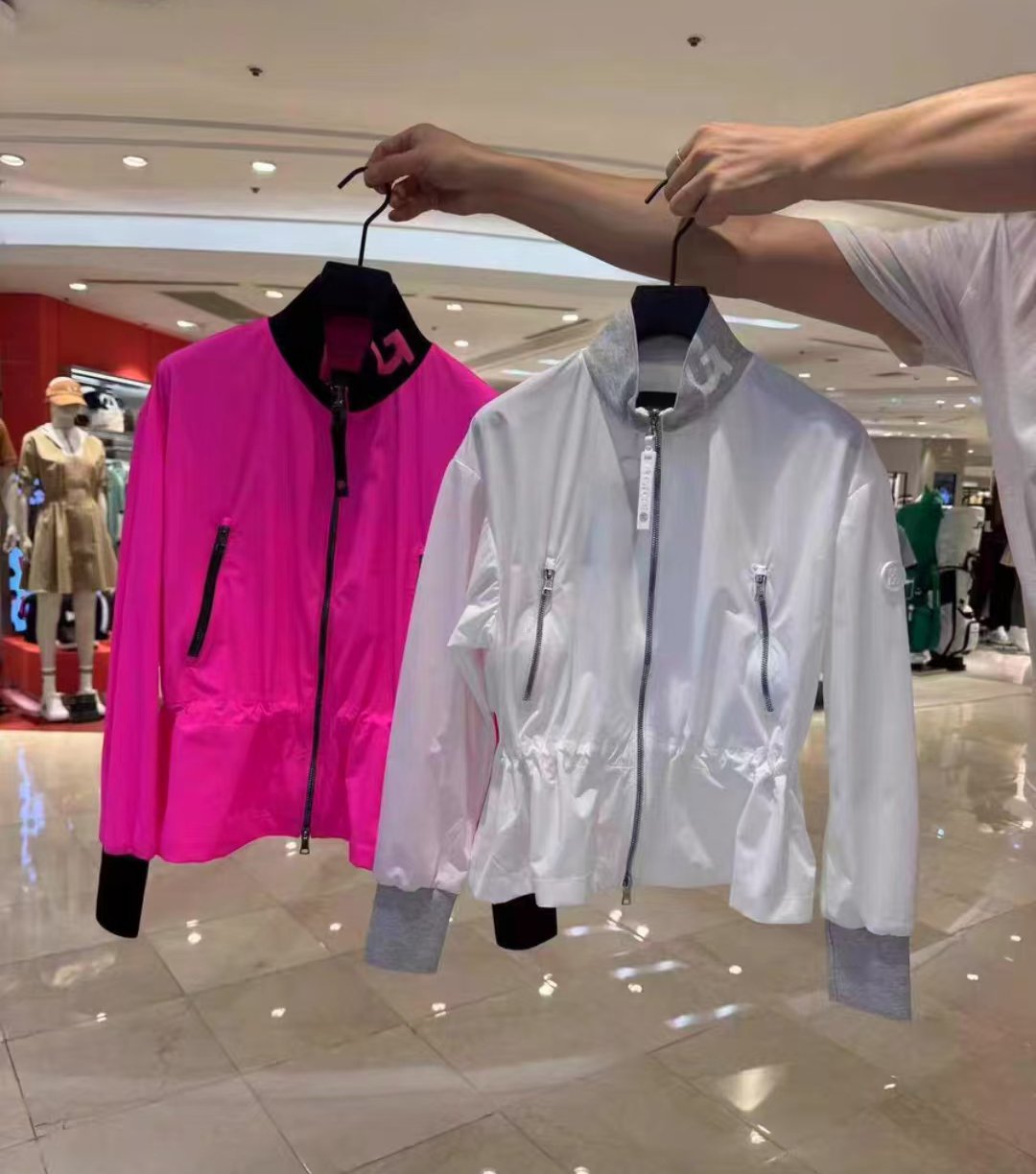 golf-49 지포어 차이나 트렌치 숏 실버 지퍼 코트 앞 2지퍼 포켓 허리 스트링 디자인