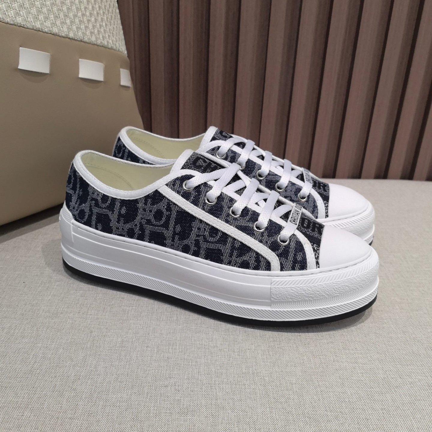 디올 Walk'n 플라워 자수 통굽 스니커즈 -- 블랙 DIOR2623